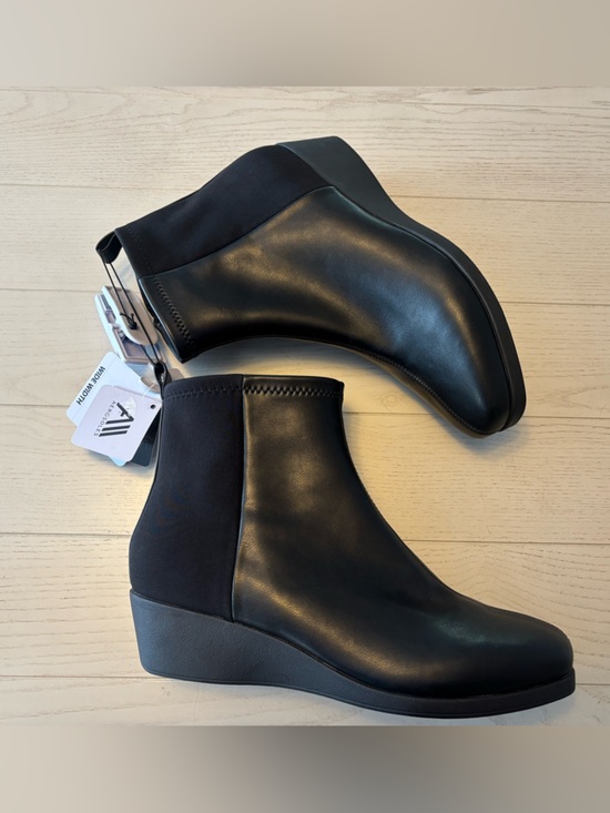 AEROSOLES Shoes - NWT Aerosoles size 11W wedge boot